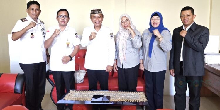 Staf Ahli Bupati Bone Bolango saat melakukan kunjungan kerja ke Kabupaten Pohuwato. (Foto Istimewa)