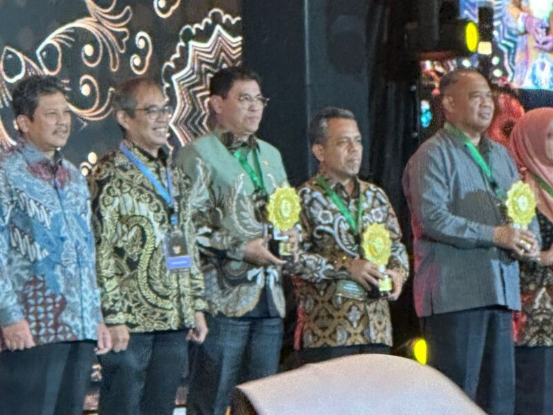 Di bawah kepemimpinan Bupati Ismet Mile, Kabupaten Bone Bolango kembali menorehkan prestasi membanggakan dengan meraih Universal Health Coverage (UHC) Award Tahun 2025 kategori Madya atas komitmen jaminan pembiayaan layanan BPJS Kesehatan bagi seluruh masyarakat.