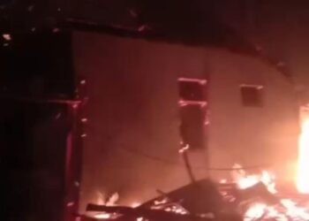 Kebakaran yang terjadi di kompleks perumahan Ponpes Alkhairat Popayato Barat, Pohuwato, Gorontalo, Senin (12/1/2026).(Istimewa)