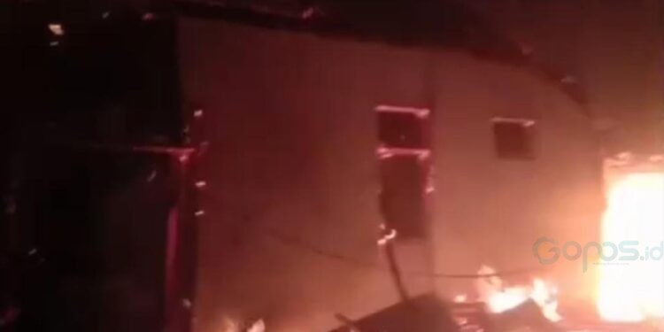 Kebakaran yang terjadi di kompleks perumahan Ponpes Alkhairat Popayato Barat, Pohuwato, Gorontalo, Senin (12/1/2026).(Istimewa)
