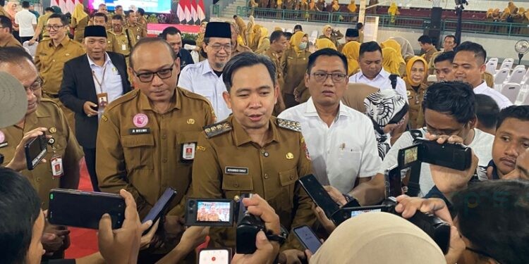 Bupati Jember Gus Fawait saat diwawancarai media usai acara Launching Gerakan 1.200 Nakes di GOR PKSPO Kaliwates.