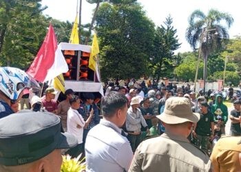 Puluhan penambang yang tergabung dalam aliansi OPM Demo di Depan Kantor DPRD Pohuwato, Senin (26/01/2026) (Yusuf/Gopos)