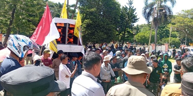 Puluhan penambang yang tergabung dalam aliansi OPM Demo di Depan Kantor DPRD Pohuwato, Senin (26/01/2026) (Yusuf/Gopos)