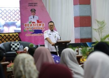 Kepala Bidang (Kabid) Pembinaan Guru dan Tenaga Kependidikan (GTK) Dinas Pendidikan Kabupaten Jember, Tulus Wijayanto saat menyampaikan pesan di hadapan para mahasiswa penerima Beasiswa Cinta Bergema.