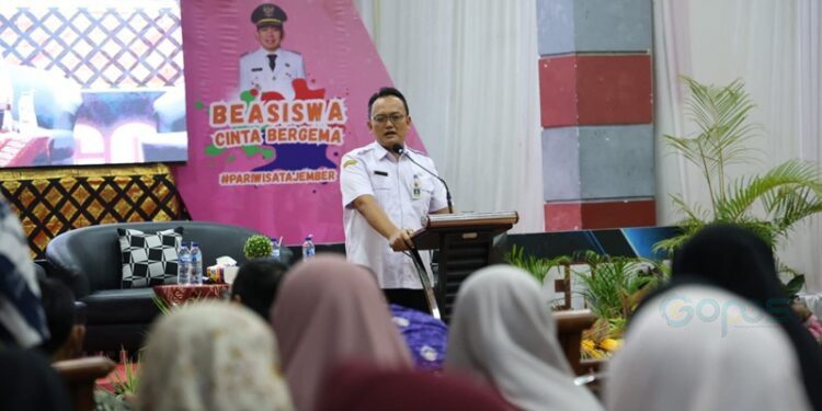 Kepala Bidang (Kabid) Pembinaan Guru dan Tenaga Kependidikan (GTK) Dinas Pendidikan Kabupaten Jember, Tulus Wijayanto saat menyampaikan pesan di hadapan para mahasiswa penerima Beasiswa Cinta Bergema.