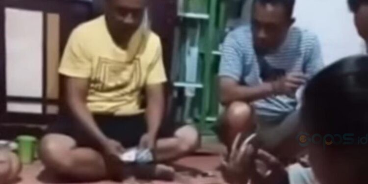 Tangkapan layar Oknum kades Lemito sedang asyik bermain judi bersama rekan-rekan. (Istimewa)