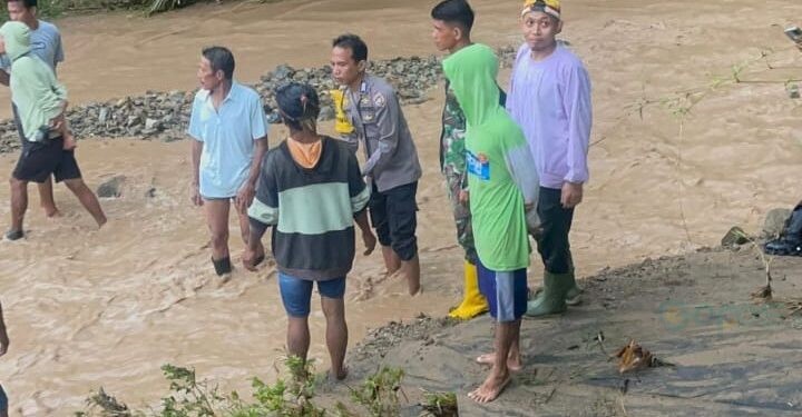 Aparat kepolisian dibantu warga sekitar saat mencari keberadaan korban yang hanyut di sungai Boliyohuto, Sabtu (3/1/2026).(F. Istimewa)