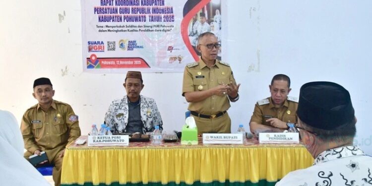 Wakil Bupati Pohuwato, Iwan Adam, memberikan arahan kepada PGRI Pohuwato, Senin (26/01/2026) (Iwan Karim Prokopim Pohuwato)