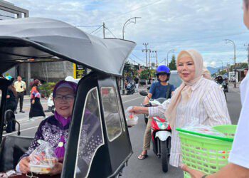APPMI membagikan takjil kepada Pengendara, di Jalan Panjaitan, 22 Februari 2026