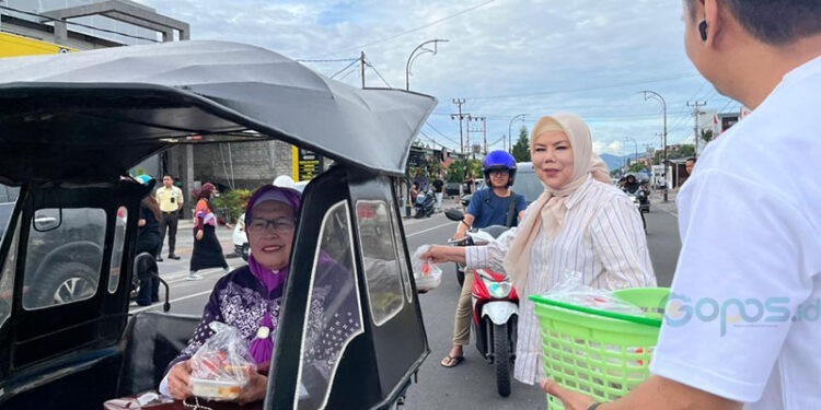 APPMI membagikan takjil kepada Pengendara, di Jalan Panjaitan, 22 Februari 2026