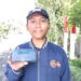 Daffa Ardhana Kurniawan menunjukkan layanan JKN Mobile. (Foto: Dok/Humas BPJS Kesehatan Cabang Jember)