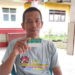 Yudi menunjukkan kartu Indonesia Sehat/BPJS Kesehatan. (Foto: Dok/Humas BPJS Kesehatan Cabang Jember)