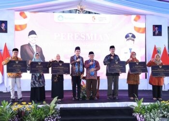Mendikdasmen dan Bupati Jember Gus Fawait saat meresmikan ratusan sekolah yang telah direvitalisasi