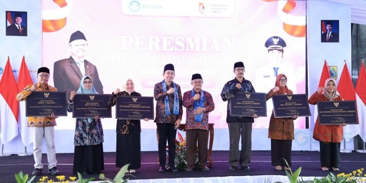 Mendikdasmen dan Bupati Jember Gus Fawait saat meresmikan ratusan sekolah yang telah direvitalisasi