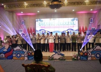 Bupati Jember Muhammad fawait foto bersama usai acara Refleksi 1 tahun kepemimpinannya di pendopo Wahyawibawagraha