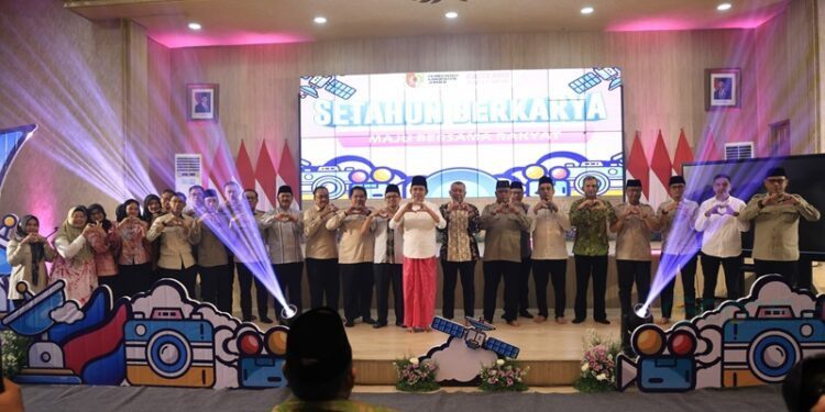 Bupati Jember Muhammad fawait foto bersama usai acara Refleksi 1 tahun kepemimpinannya di pendopo Wahyawibawagraha