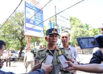 Kepala Satpol PP Jember Bambang Rudianto, saat diwawancarai media.