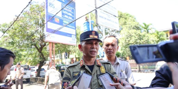 Kepala Satpol PP Jember Bambang Rudianto, saat diwawancarai media.