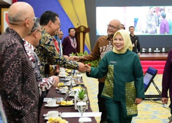 Wakil Gubernur Gorontalo, Idah Syahidah Rusli Habibie, didampingi Kepala Perwakilan BI Gorontalo, Bambang Setya Permanaa, menyapa peserta Rakorwil Sulampua di Ballroom KPw BI Gorontalo. (Humas Pemprov)