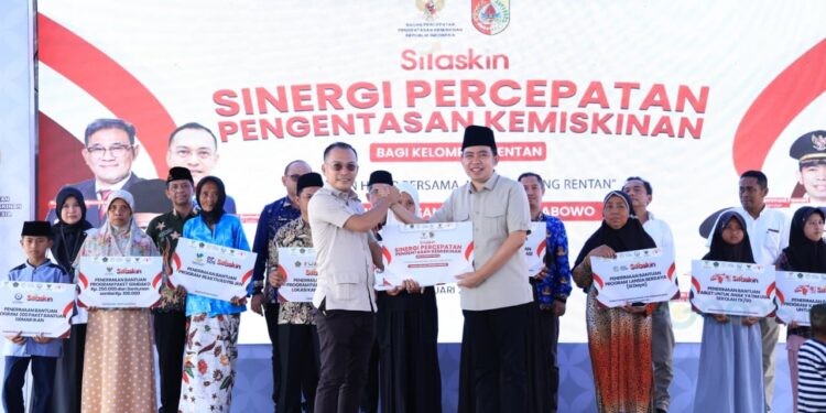 Bupati Jember Gus Fawait bersama Wakil Ketua BP Taskin Iwan Sumule saat menyerahkan bantuan pada warga dalam acara Sitaskin di Jenggawah