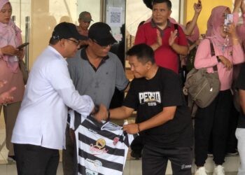 Pj. Sekda Jember Ahmad Helmi Lukman saat melepas Persid Jember di JSG