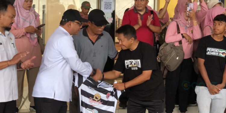 Pj. Sekda Jember Ahmad Helmi Lukman saat melepas Persid Jember di JSG