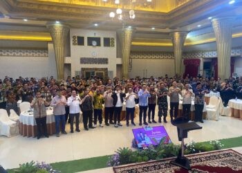 Foto Bersama Bupati Jember Muhammad fawait bersama Jajaran usai acara Sosialisasi Pengawas Pemerintah Desa dan Pengawasan Dana Desa