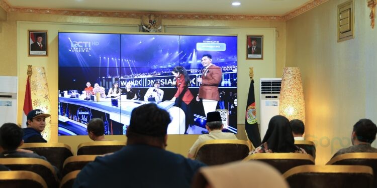 Bupati Jember Muhammad Fawait bersama jajaran Organisasi Perangkat Daerah (OPD) dan masyarakat tampak memenuhi pendopo untuk memberikan dukungan moral kepada talenta muda Kinanti Laksita Rahtri