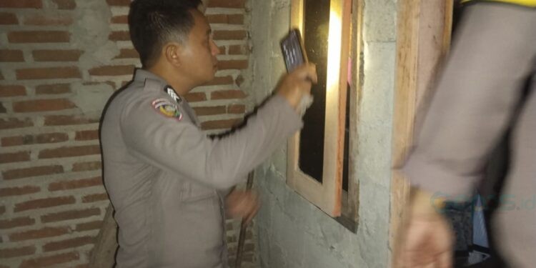 Polisi sedang melakukan olah TKP di salah satu rumah yang dibobol maling.