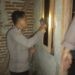 Polisi sedang melakukan olah TKP di salah satu rumah yang dibobol maling.
