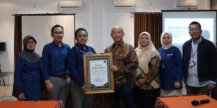 RS Citra Husada Jember menerima piagam penghargaan dari TI BPJS Kesehatan, Kamis (19/2/2026). (Foto: Dok/Humas BPJS Kesehatan Cabang Jember)