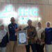 Direktur TI BPJS Kesehatan memberikan piagam penghargaan kepada RSU Kaliwates Jember, Kamis (19/2/2026). (Foto: Dok/Humas BPJS Kesehatan Cabang Jember)