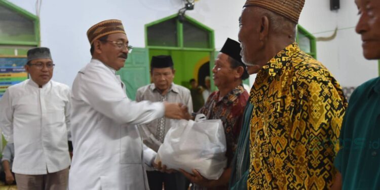 Bupati Boalemo, Rum Pagau, menyerahkan paket Ramadhan kepada masyarakat Wonosari, Rabu (25/02/2026) (Prokopim Boalemo)