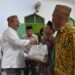 Bupati Boalemo, Rum Pagau, menyerahkan paket Ramadhan kepada masyarakat Wonosari, Rabu (25/02/2026) (Prokopim Boalemo)
