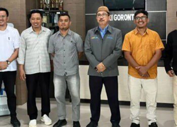 Pimpinan dan anggota KPID Provinsi Gorontalo berpose bersama Kepala LPP RRI Gorontalo, Abdul Haris Talamati (tengah) saat melakukan audiens dan silaturahmi ke RRI Gorontalo, Rabu (25/2/2026).