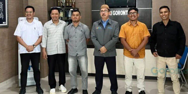 Pimpinan dan anggota KPID Provinsi Gorontalo berpose bersama Kepala LPP RRI Gorontalo, Abdul Haris Talamati (tengah) saat melakukan audiens dan silaturahmi ke RRI Gorontalo, Rabu (25/2/2026).