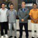 Pimpinan dan anggota KPID Provinsi Gorontalo berpose bersama Kepala LPP RRI Gorontalo, Abdul Haris Talamati (tengah) saat melakukan audiens dan silaturahmi ke RRI Gorontalo, Rabu (25/2/2026).