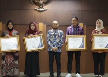 Pemkab Jember menerima penghargaan Ombudsman RI atas pelayanan publik terbaik.