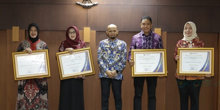 Pemkab Jember menerima penghargaan Ombudsman RI atas pelayanan publik terbaik.