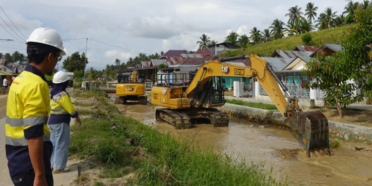 Pengerukan sediman di irigasi Taluduyunu oleh Pani Gold Mine. (Istimewa)