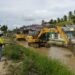 Pengerukan sediman di irigasi Taluduyunu oleh Pani Gold Mine. (Istimewa)