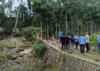 Tim Pemprov Jatim Tinjau Kerusakan Infrastruktur Pasca Banjir di Kabupaten Jember