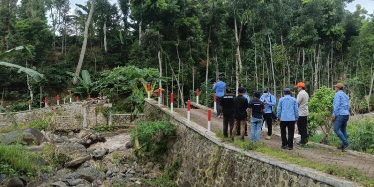 Tim Pemprov Jatim Tinjau Kerusakan Infrastruktur Pasca Banjir di Kabupaten Jember