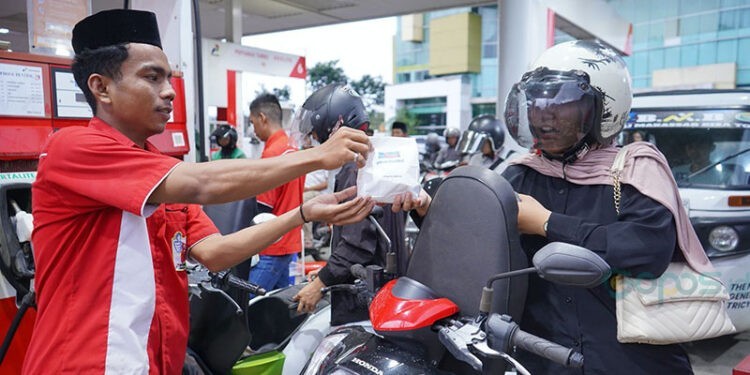 Pertamina Patra Niaga Regional Sulawesi kembali menggelar program berbagi takjil di bulan Ramadan 1447 Hijriah di 178 SPBU se-Sulawesi.