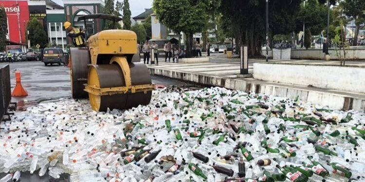 Pemusnahan Barang bukti miras dengan alat berat di Alun-alun Jember Nusantara, Kamis (26/2/2026).