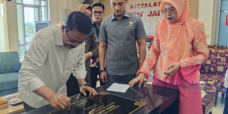 Bupati Boalemo Rum Pagau saat menandatangani prasasti pada peresmian RSUD Dr Iwan Bokings, Jumat (13/2/2026)