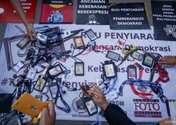 Ilustrasi aksi wartawan menolak Rancangan Undang-Undang (RUU) Penyiaran. (ANTARA FOTO/MOHAMMAD AYUDHA)