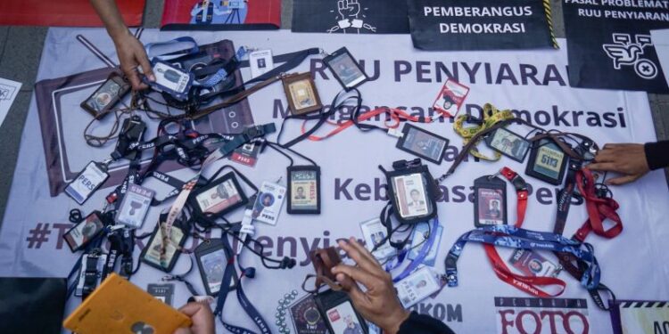 Ilustrasi aksi wartawan menolak Rancangan Undang-Undang (RUU) Penyiaran. (ANTARA FOTO/MOHAMMAD AYUDHA)