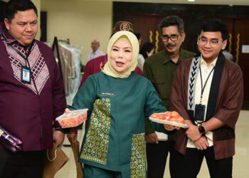 Wagub Gorontalo Idah Syahidah Rusli Habibie saat meninjau UMKM organik yang hadir pada Rakorwil Sulampua terkait Swasembada Pangan yang digelar Bank Indonesia Perwakilan Gorontalo. (Foto – Diskominfotik/Fadly)