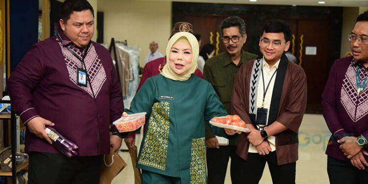Wagub Gorontalo Idah Syahidah Rusli Habibie saat meninjau UMKM organik yang hadir pada Rakorwil Sulampua terkait Swasembada Pangan yang digelar Bank Indonesia Perwakilan Gorontalo. (Foto – Diskominfotik/Fadly)